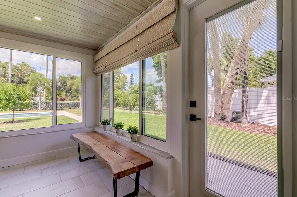 10135 Yacht Club Dr, Saint Petersburg FL  33706-3154 exterior