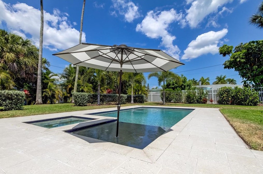 10135 Yacht Club Dr, Saint Petersburg FL  33706-3154 exterior