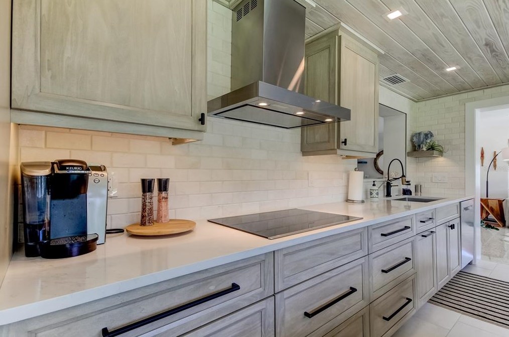 10135 Yacht Club Dr, Saint Petersburg FL  33706-3154 exterior