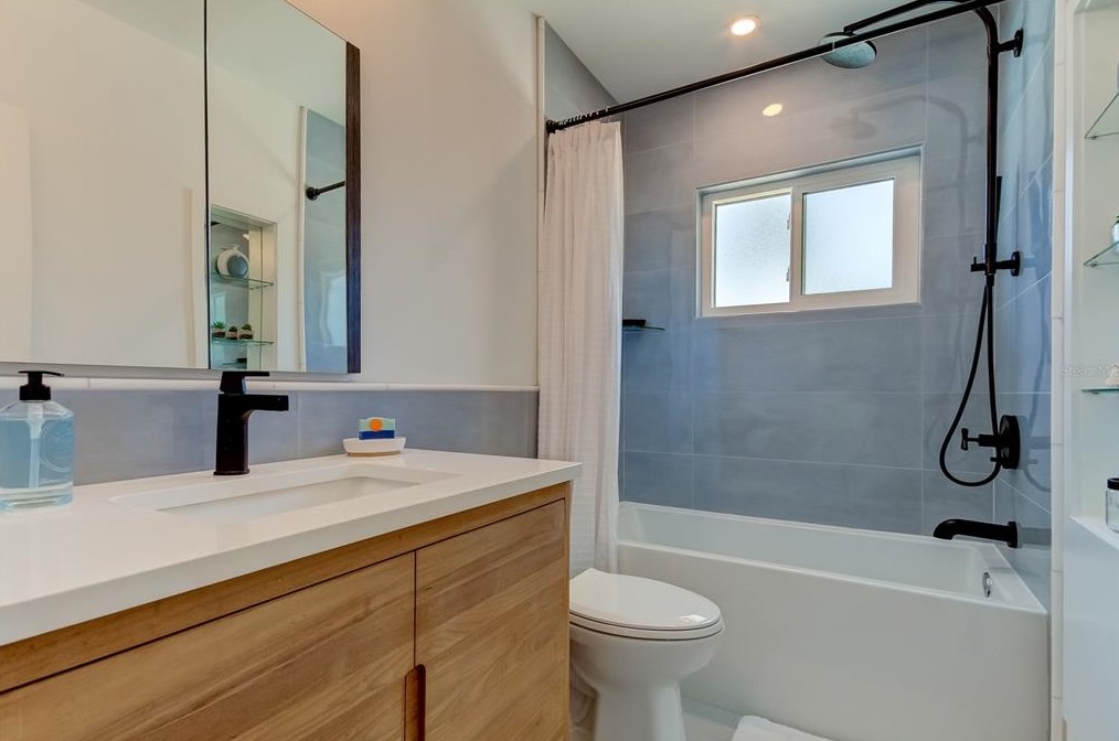 10135 Yacht Club Dr, Saint Petersburg FL  33706-3154 exterior