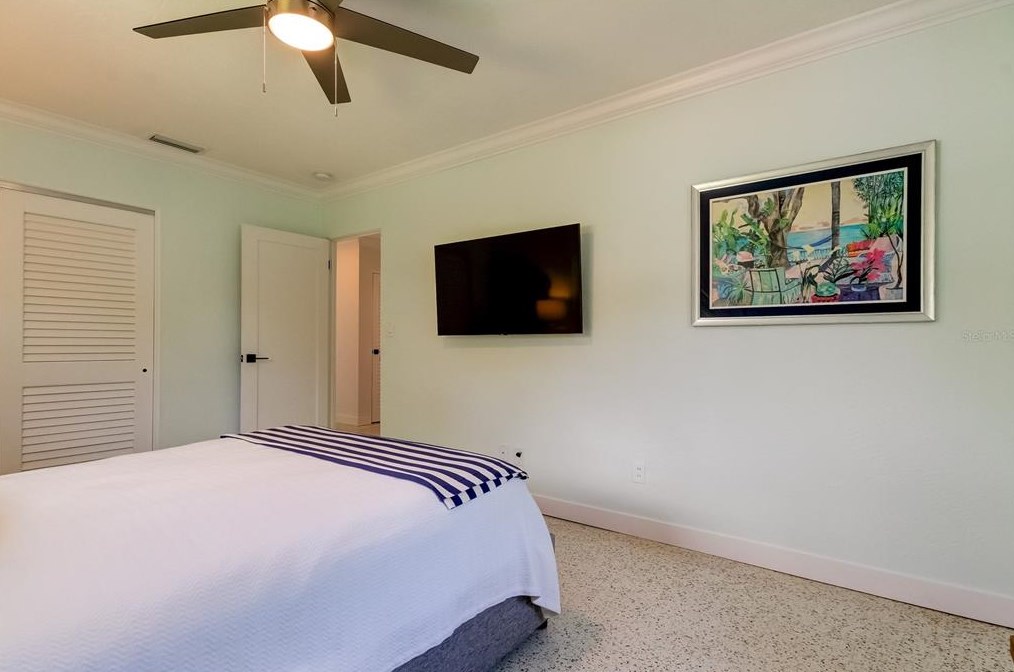 10135 Yacht Club Dr, Saint Petersburg FL  33706-3154 exterior