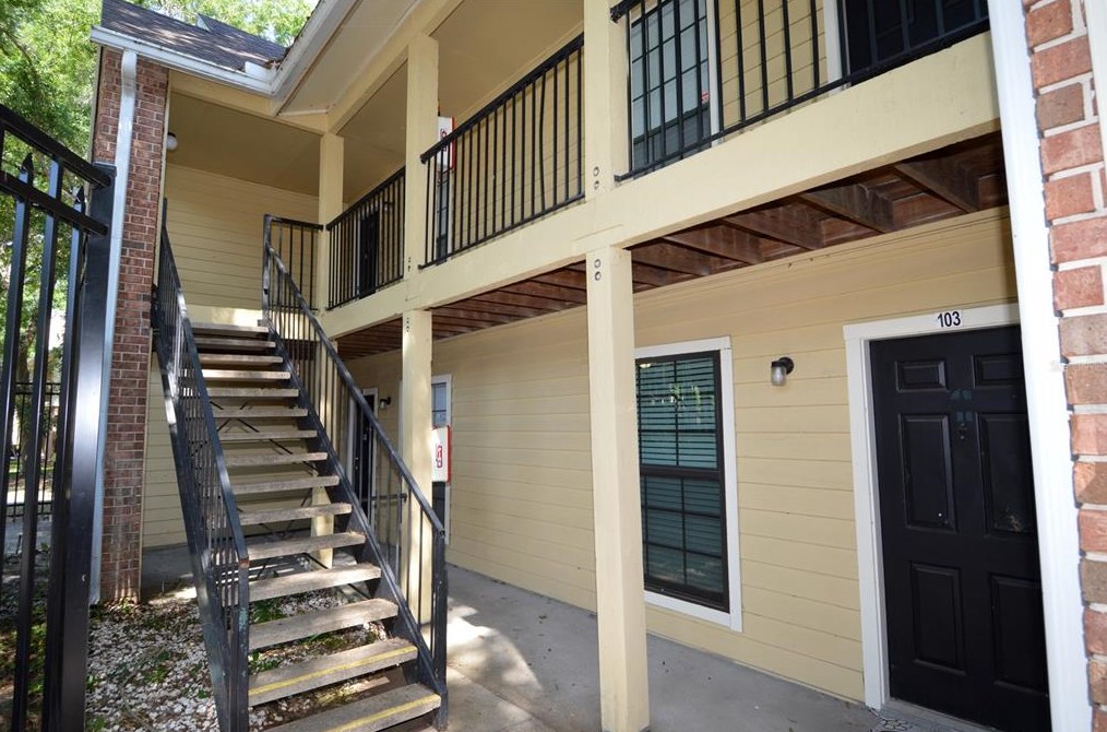 8643 Mallard Reserve Dr, Tampa, FL 33614-2349