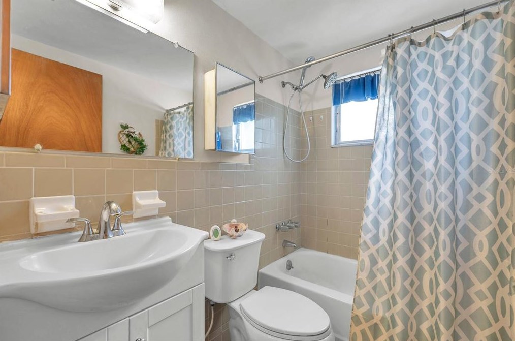 5053 Springland Dr, Tarpon Springs FL 34690-2048 exterior