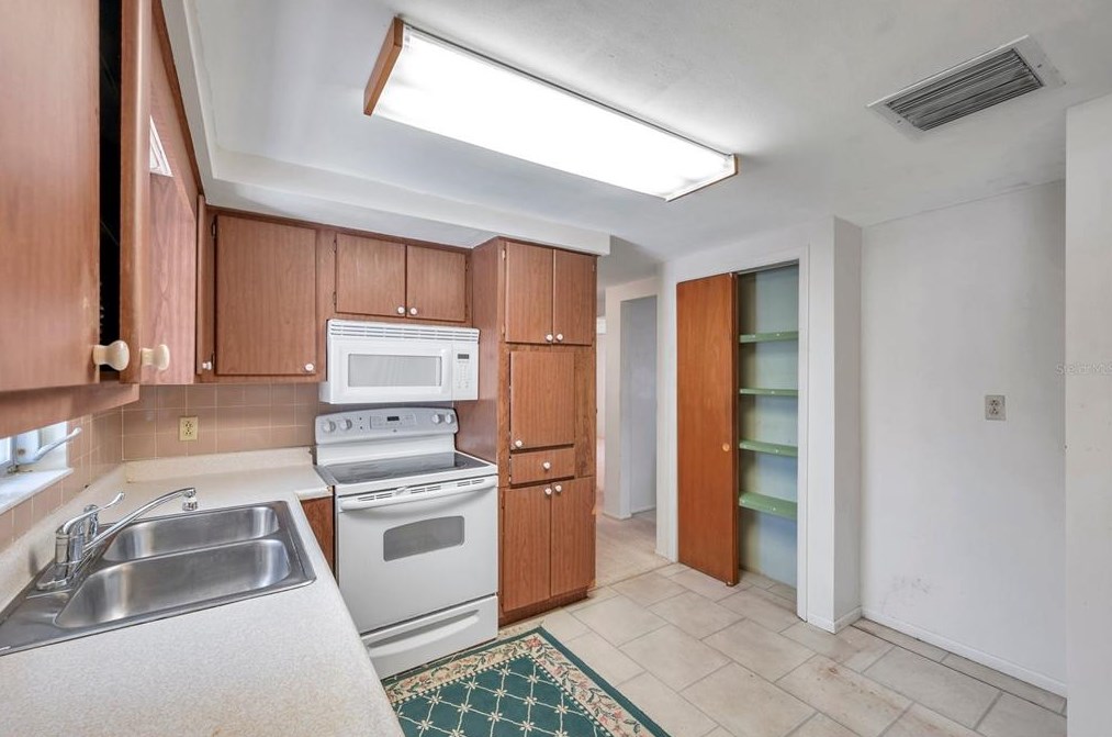 5053 Springland Dr, Tarpon Springs FL 34690-2048 exterior