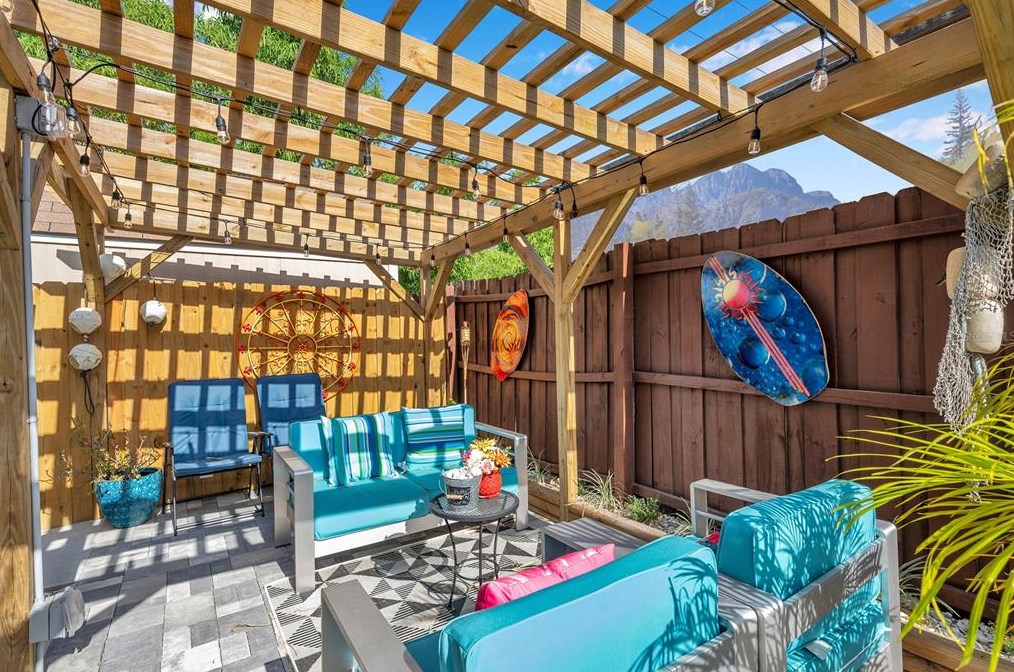 8900 Southern Comfort Dr, Largo FL  33773-4731 exterior