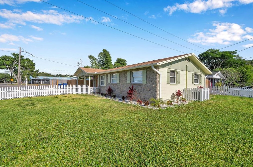 8900 Southern Comfort Dr, Largo FL  33773-4731 exterior