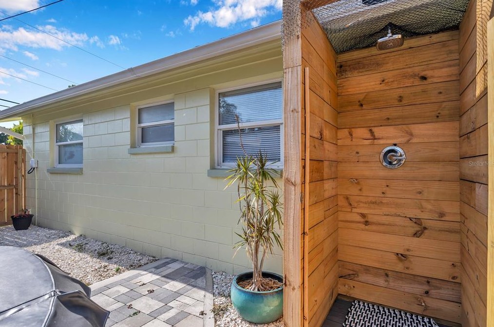 8900 Southern Comfort Dr, Largo FL  33773-4731 exterior