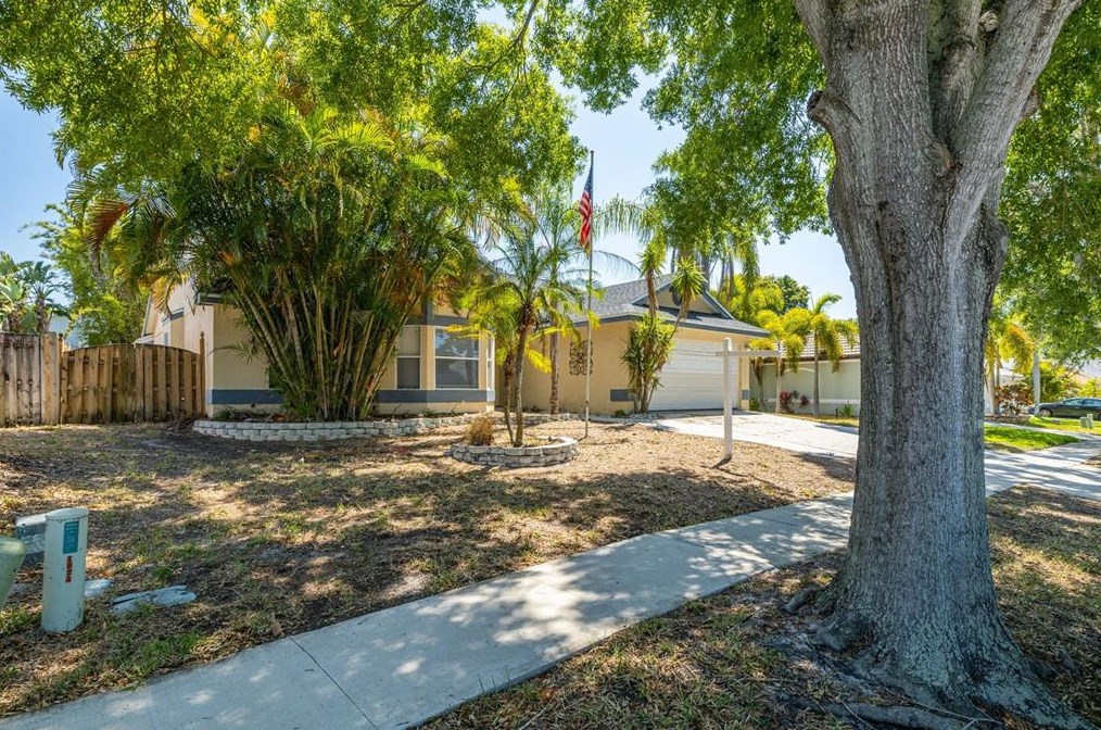 1094 Captains Way, Tarpon Springs, FL 34689