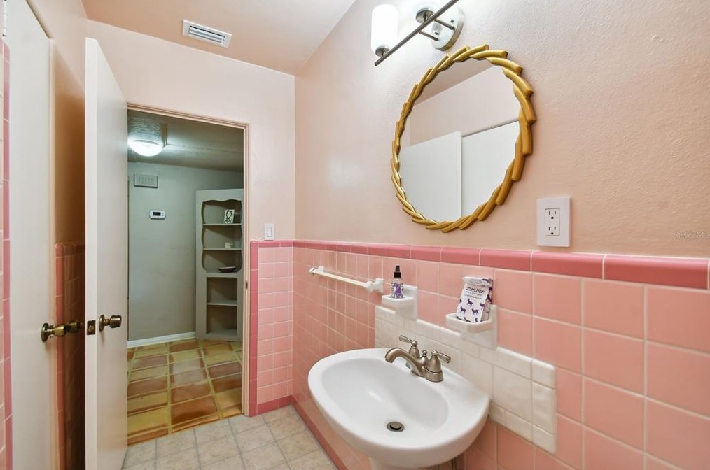 831 40 Ave, Saint Petersburg FL  33703-4630 exterior