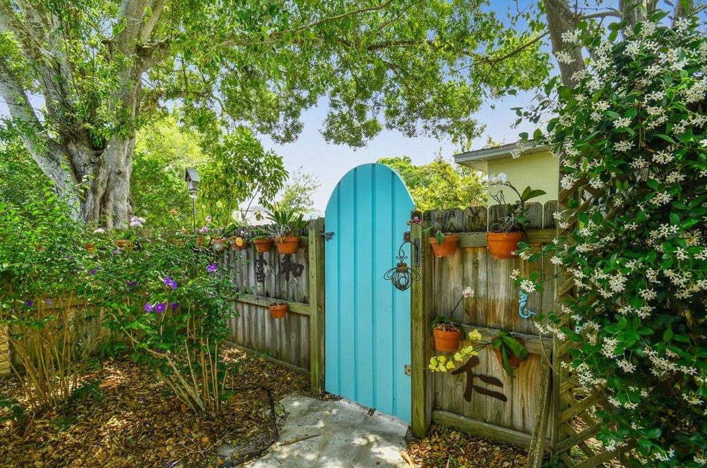 831 40 Ave, Saint Petersburg FL  33703-4630 exterior