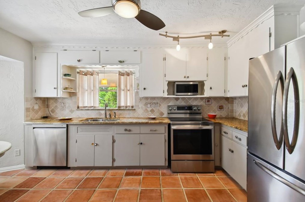 831 40 Ave, Saint Petersburg FL  33703-4630 exterior