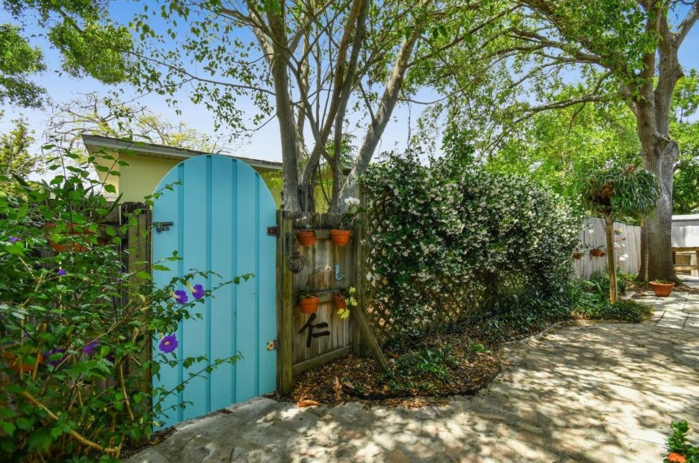 831 40 Ave, Saint Petersburg FL  33703-4630 exterior