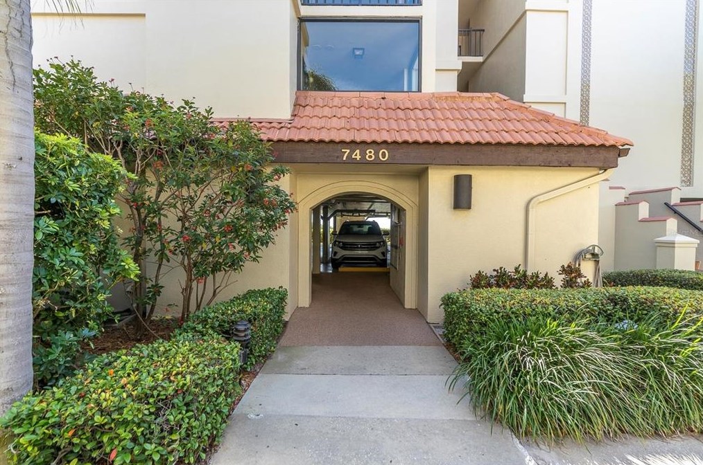 7480 Bayshore Dr, Saint Petersburg, FL 33706-3518