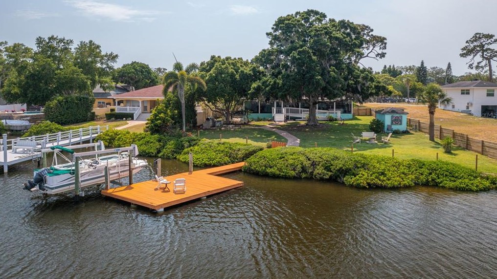 612 Bayshore Dr, Tarpon Springs, FL 34689