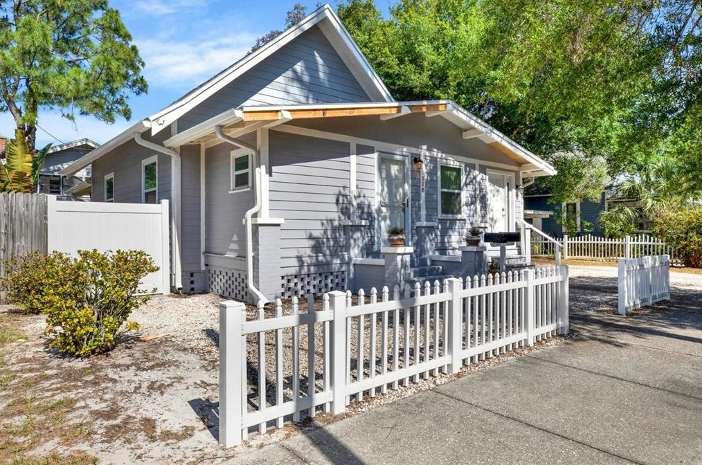 808 Grove St, Saint Petersburg, FL 33701-2214