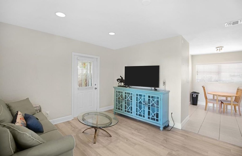 735 42nd Ave, Saint Petersburg FL  33703-4636 exterior