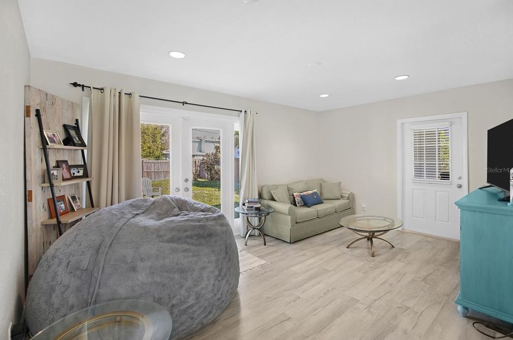 735 42nd Ave, Saint Petersburg FL  33703-4636 exterior