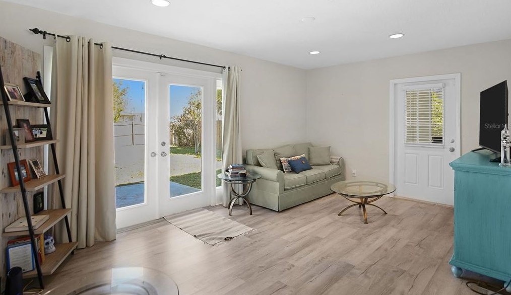 735 42nd Ave, Saint Petersburg FL  33703-4636 exterior