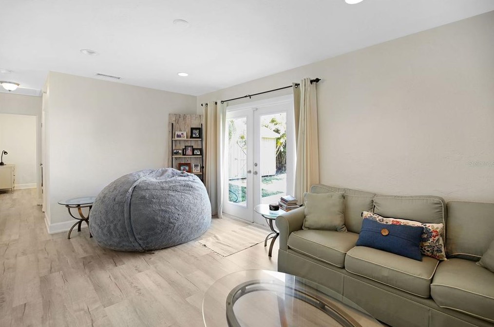 735 42nd Ave, Saint Petersburg FL  33703-4636 exterior