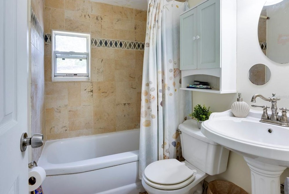 5480 43rd Ter, Saint Petersburg FL  33709-5548 exterior