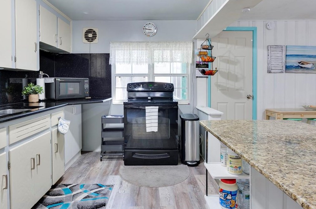 5480 43rd Ter, Saint Petersburg FL  33709-5548 exterior