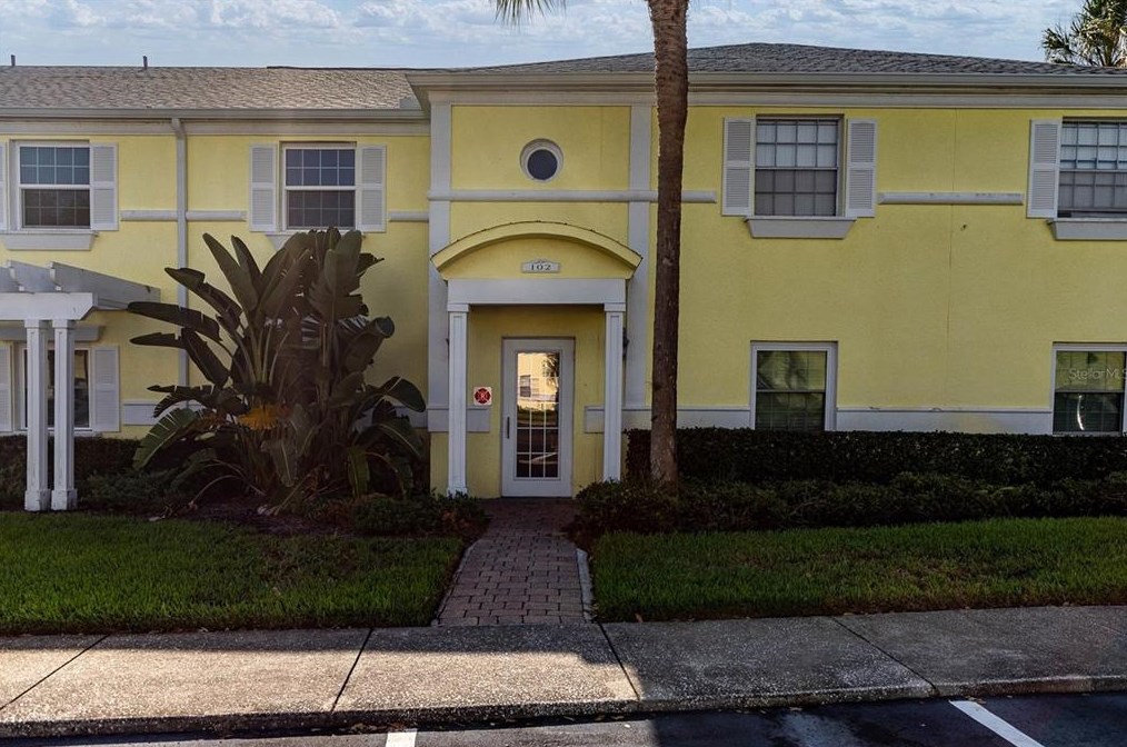 102 Pompano Dr, Saint Petersburg, FL 33705-4022
