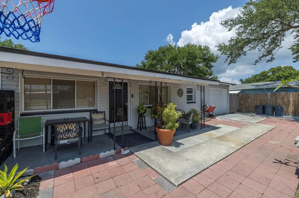 9690 Park Lake Dr, Pinellas Park, FL 33782-3560