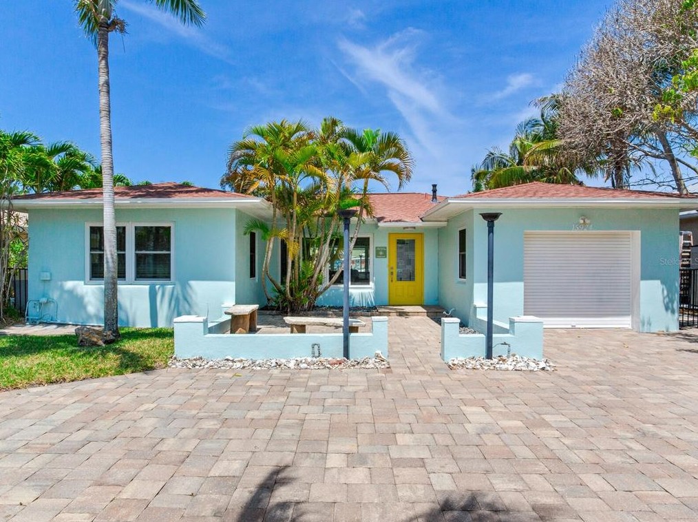 15924 Redington Dr, Saint Petersburg, FL 33708-1746
