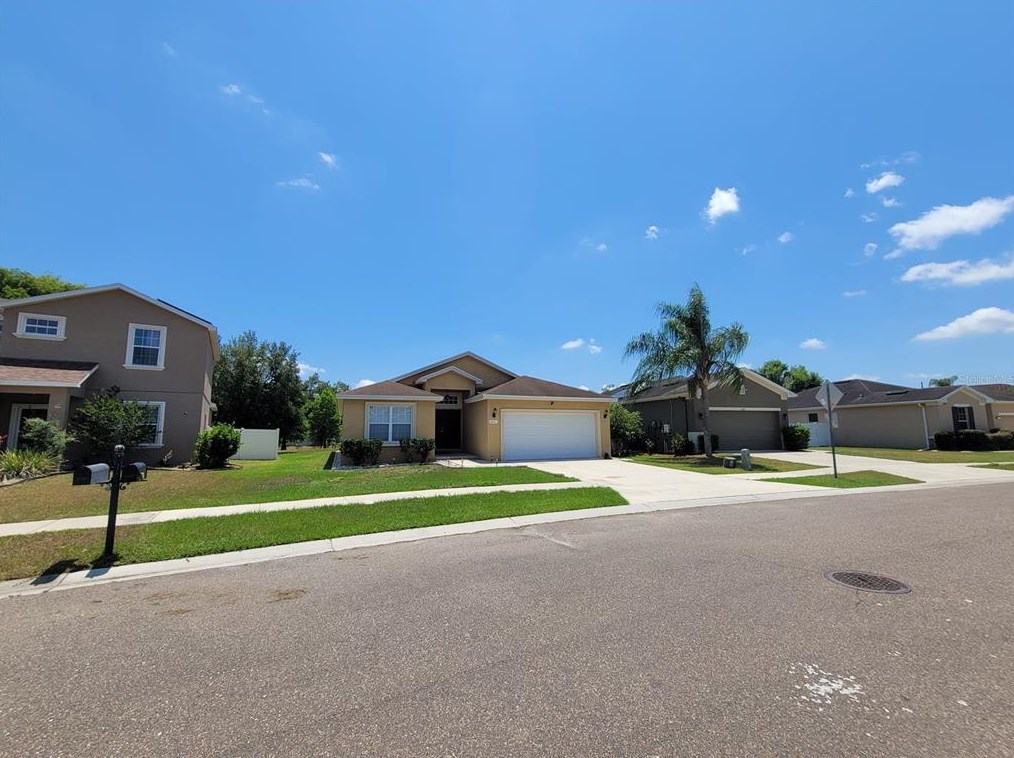 6401 Twin Bridges Dr, Zephyrhills FL 33541-8380 exterior