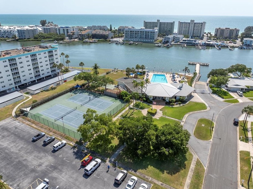 14722 Imperial Point Dr, Largo, FL 33774-4952