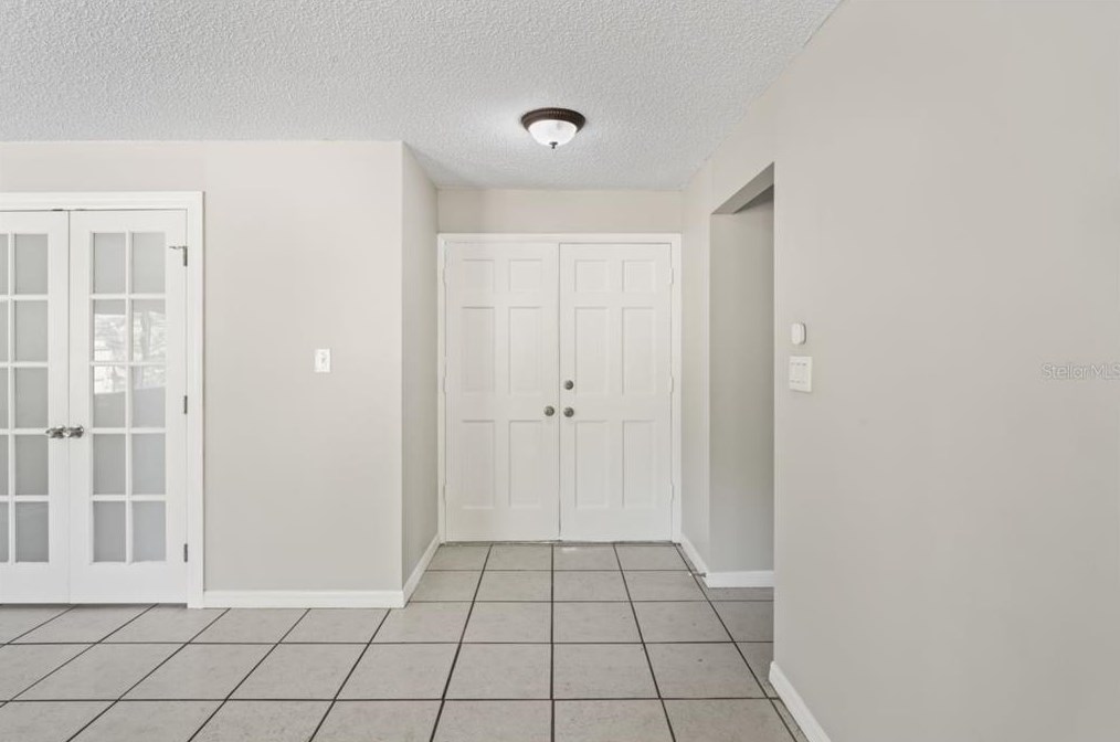 1402 Sandalwood Dr, Plant City, FL 33563-9046