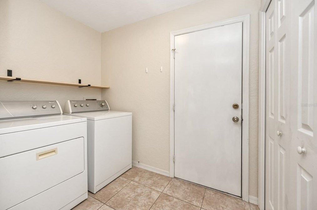 3019 Sutton Woods Dr, Plant City FL  33566-9614 exterior