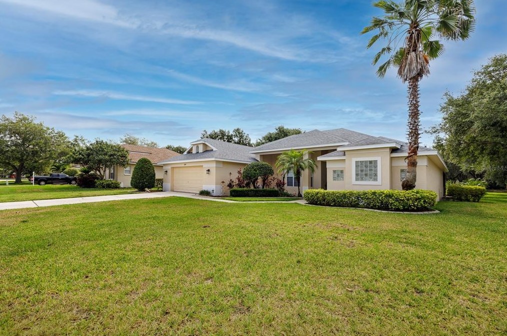 3019 Sutton Woods Dr, Plant City FL  33566-9614 exterior