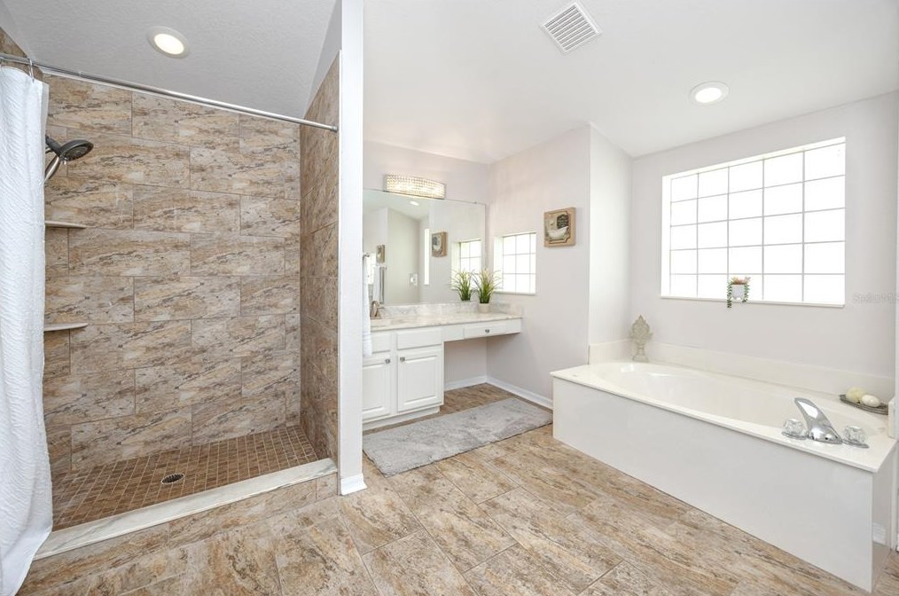 3019 Sutton Woods Dr, Plant City FL  33566-9614 exterior