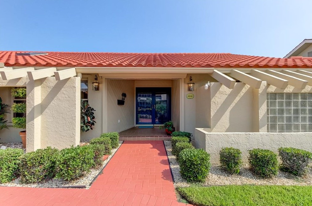 4981 61 Ave, Saint Petersburg FL  33712-4921 exterior