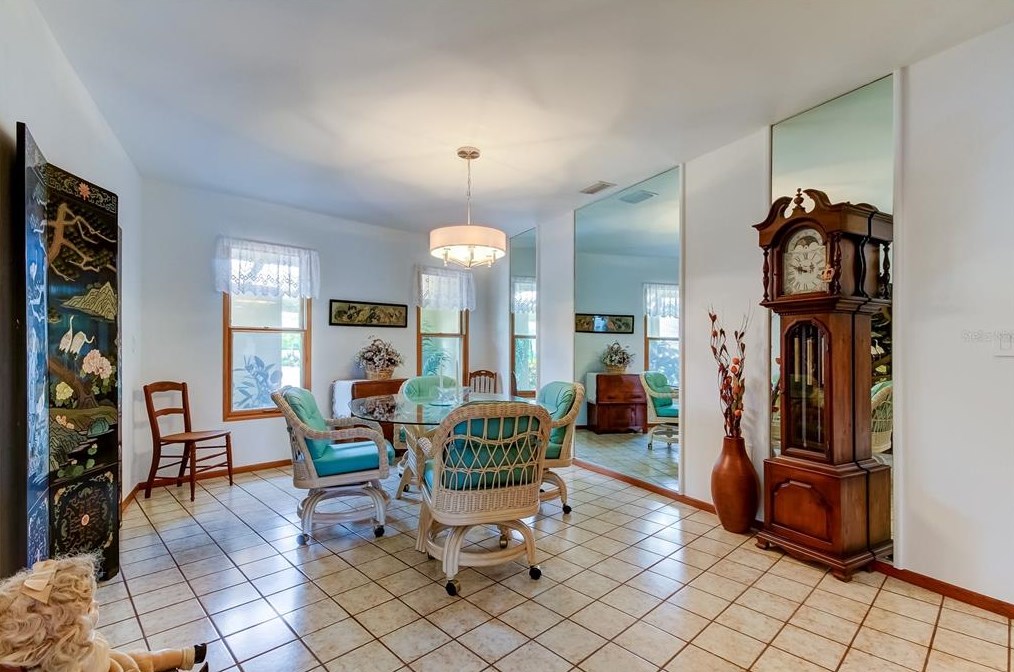 4981 61 Ave, Saint Petersburg FL  33712-4921 exterior