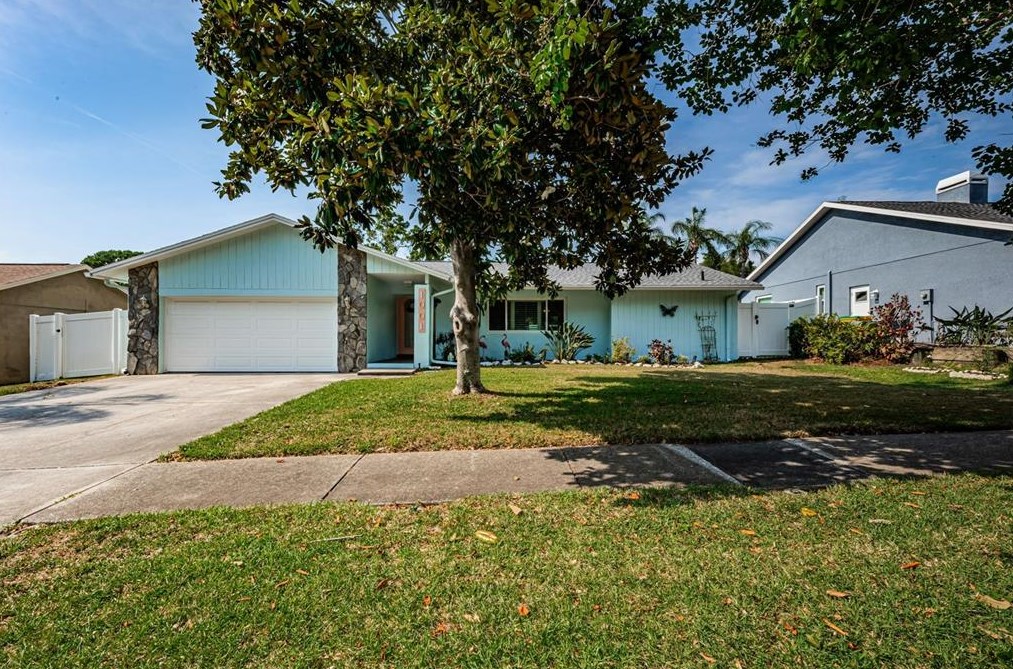 1001 Cardigan Ln, Palm Harbor, FL 34683-6004