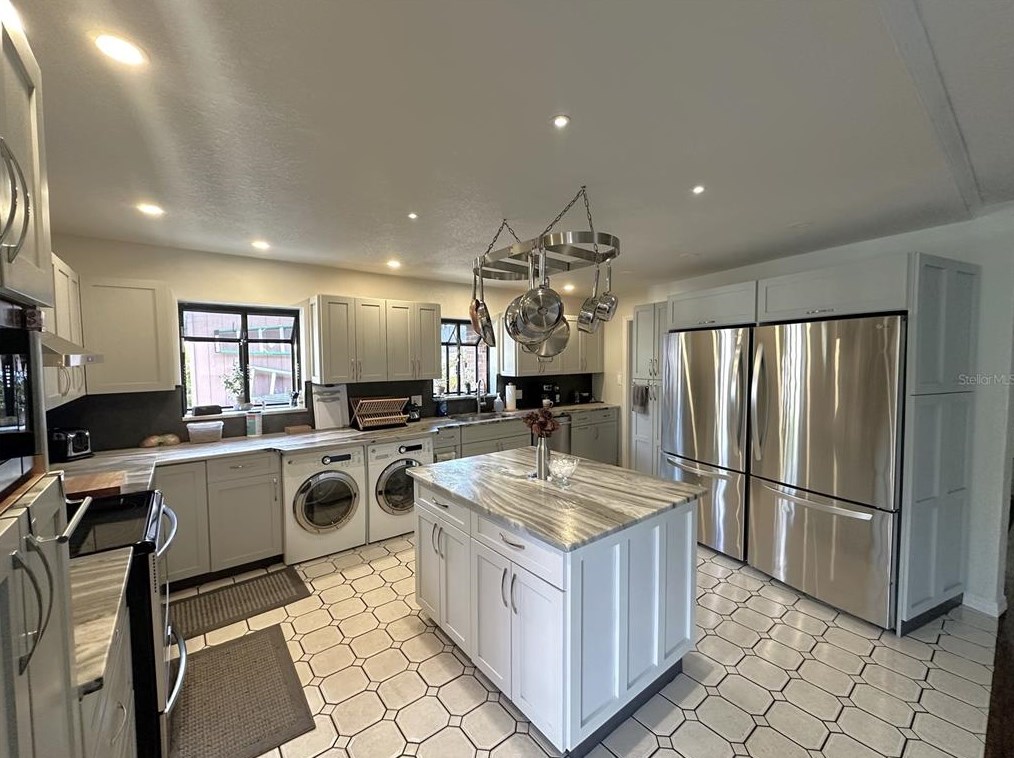10450 50th Avenue Cir, Saint Petersburg, FL 33708-3304