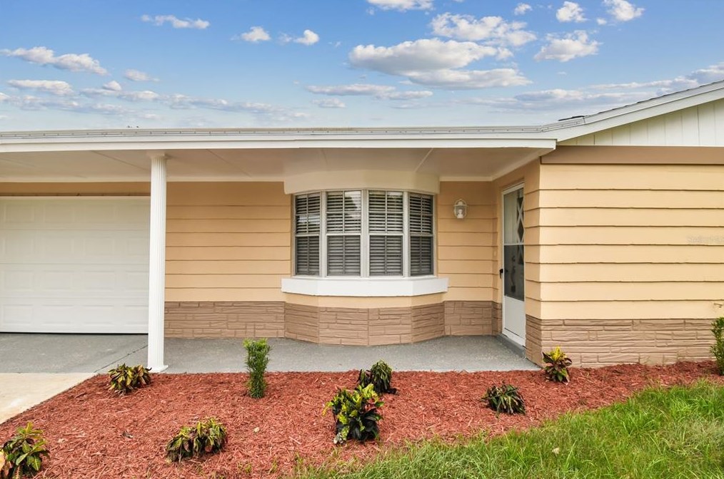 3349 Columbus Dr, Tarpon Springs, FL 34691-1019