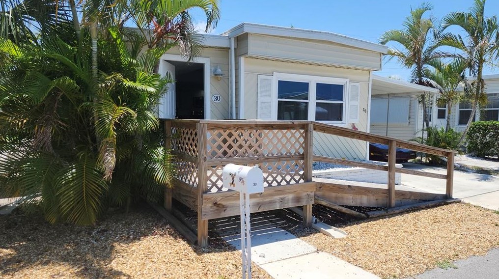 30 Flores Dr, Palmetto, FL 34221