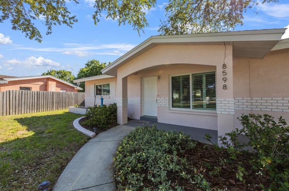 8598 Forsyth Dr, Largo, FL 33772-3939