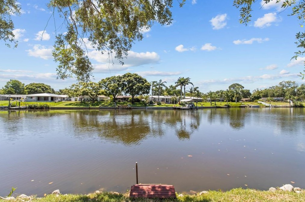 689 Gershwin Dr, Largo, FL 33771-1510