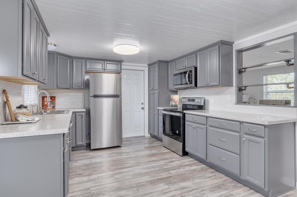 1451 Bookman Dr, Tarpon Springs FL  34690-6240 exterior