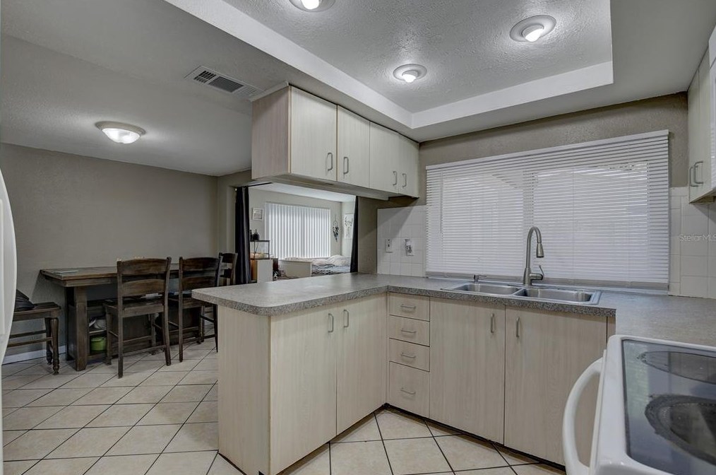 700 Cypress St, Tarpon Springs FL  34689-4215 exterior