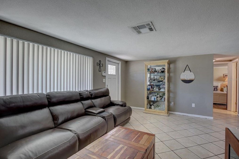 700 Cypress St, Tarpon Springs FL  34689-4215 exterior