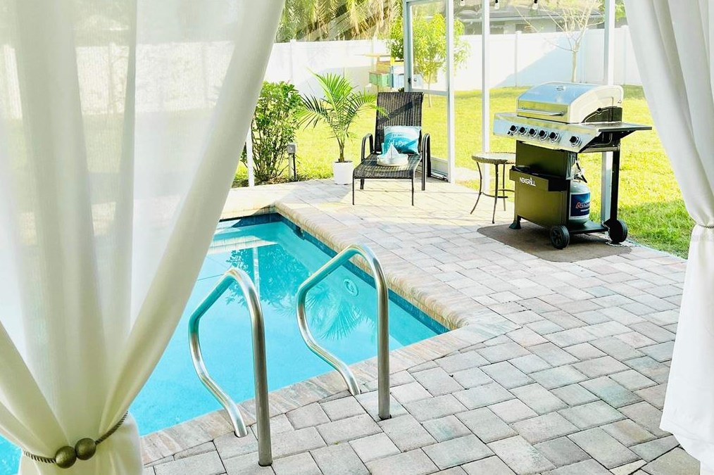 527 Chevy Chase Dr, Sarasota FL 34243-1317 exterior