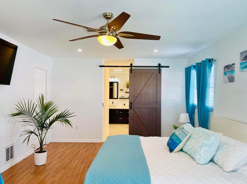 527 Chevy Chase Dr, Sarasota FL 34243-1317 exterior