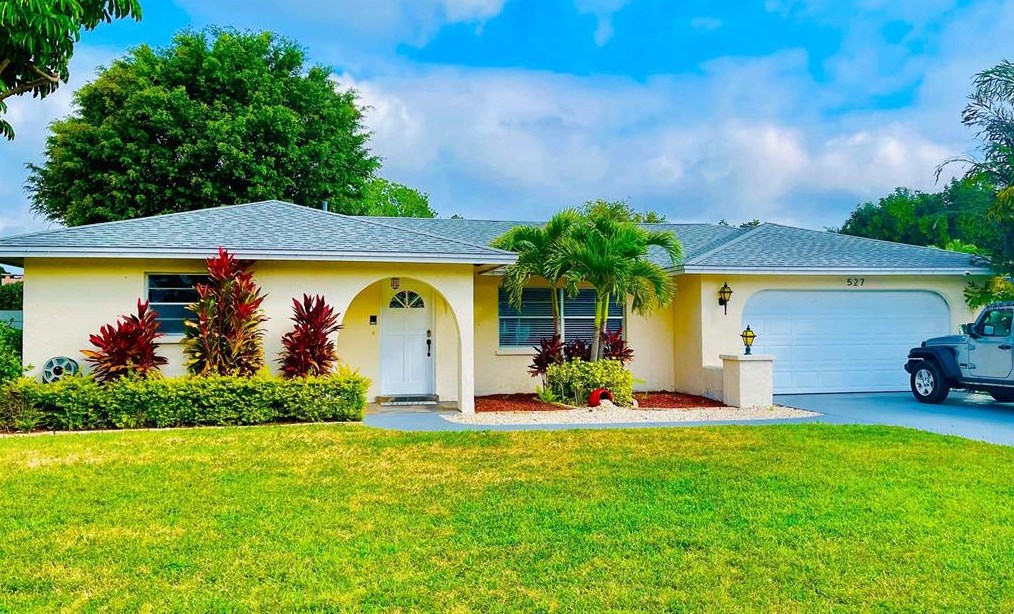 527 Chevy Chase Dr, Sarasota FL 34243-1317 exterior