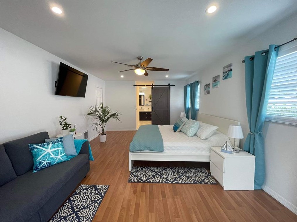 527 Chevy Chase Dr, Sarasota FL 34243-1317 exterior