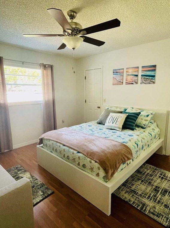 527 Chevy Chase Dr, Sarasota FL 34243-1317 exterior